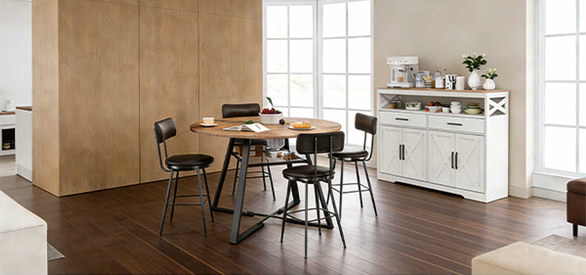 Modernes Esszimmer mit Esstisch, Esszimmerstühlen und Sideboard in natürlichem, warmem Design