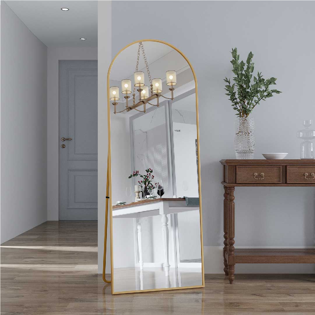 Großer Wandspiegel mit goldenem Rahmen im Flur – Form, Größe und richtige Platzierung eines Wandspiegels