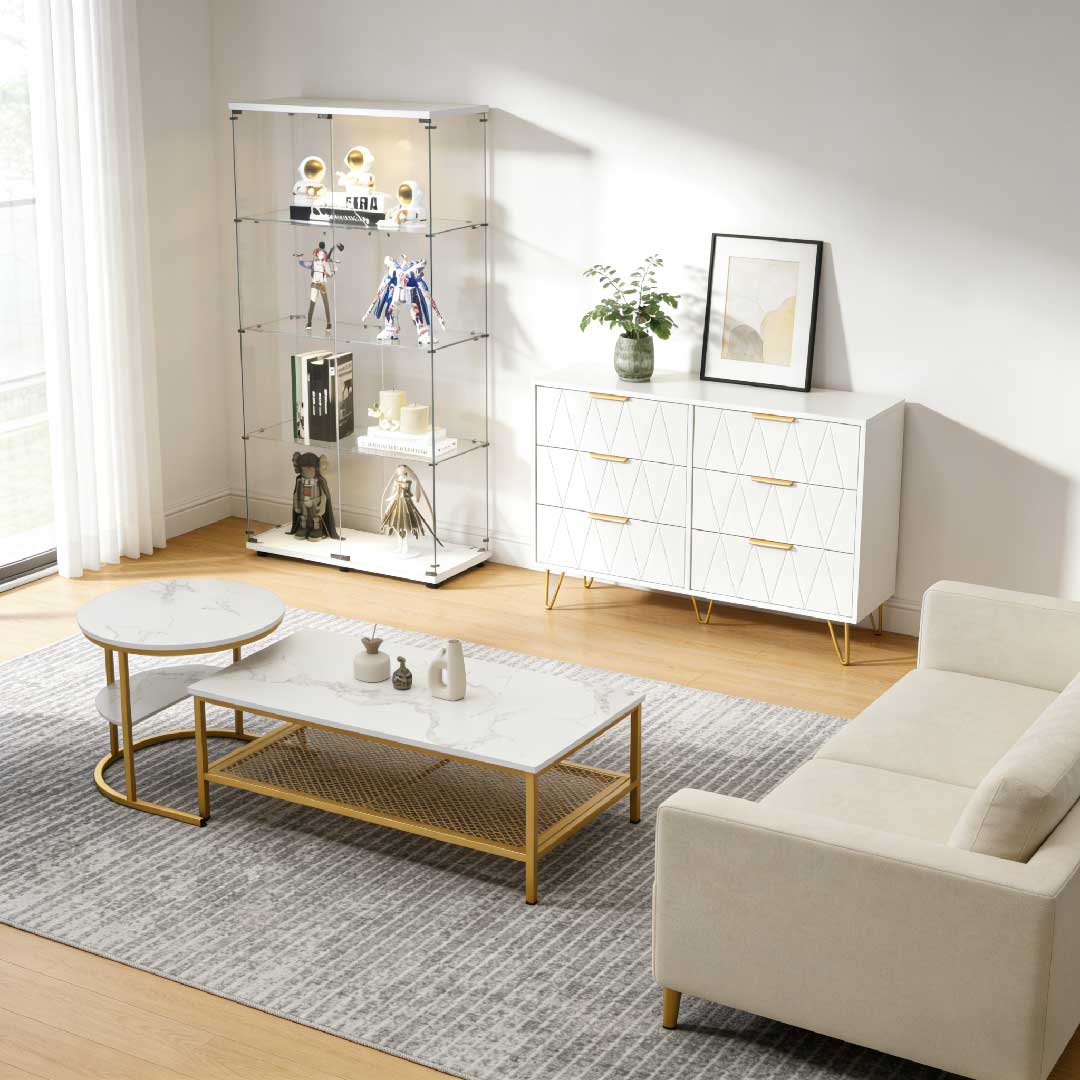 Wohnzimmer im Alltag mit Vitrine, Sideboard und Couchtisch – Möbel im täglichen Gebrauch