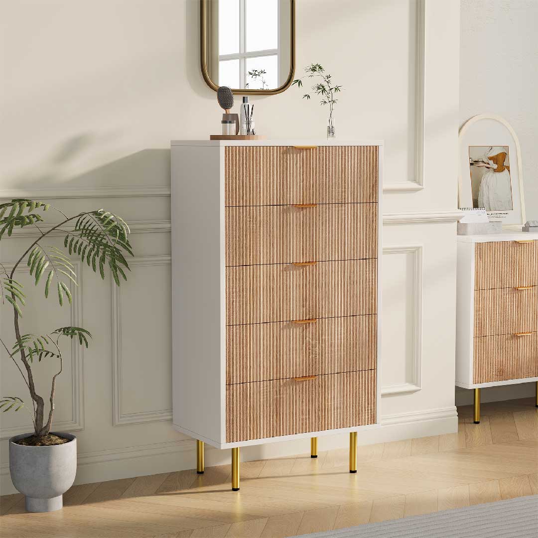 Moderne Schubladenkommode von Yelenaro mit strukturierter Holzoptik und goldfarbenen Metallfüßen