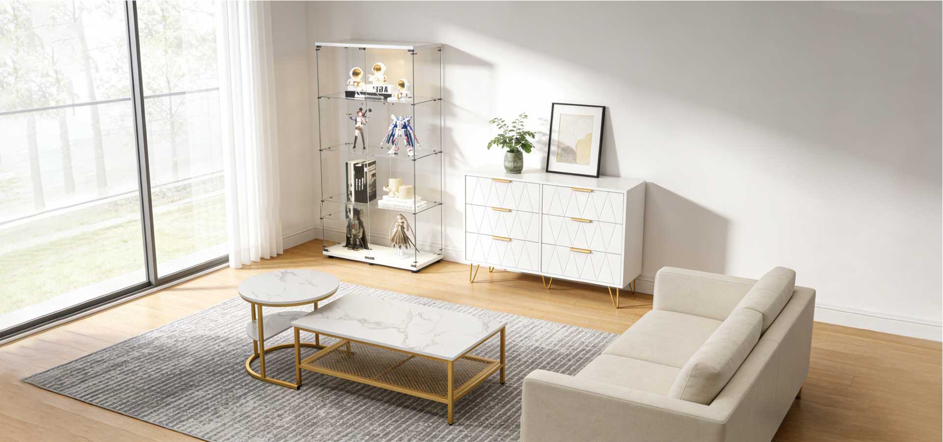 Helles Wohnzimmer mit Stoffsofa, Glasvitrine und modernem Stauraumschrank, harmonische Wohnraumgestaltung